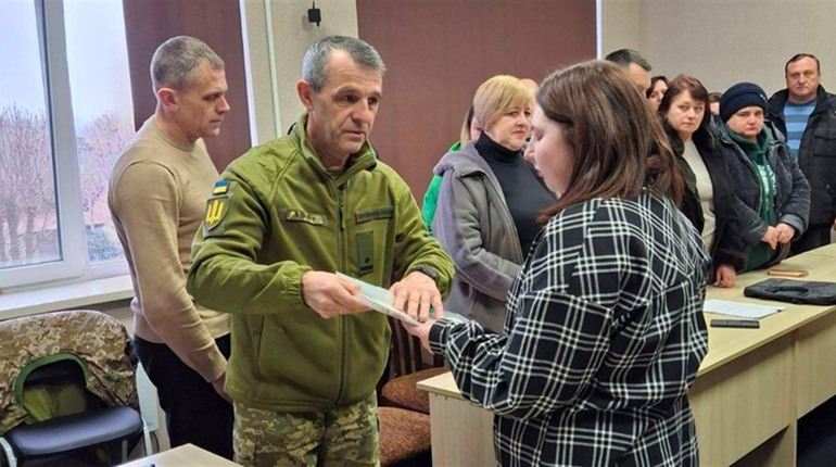 У Краснолуцькій громаді вручили державну та військову нагороди родинам захисників