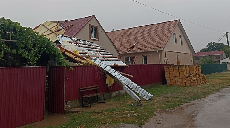 У Роздільній випала місячна норма опадів. Негода знеструмила понад 40 населених пунктів Одещини