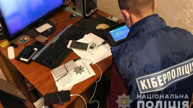 Хитрою торгівлею займалися через Інтернет двоє молодиків