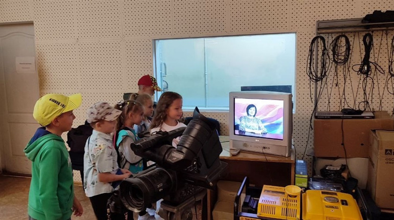 На годину стали медійниками: до ТРК «Акцент» завітали в гості ліцеїсти-першачки