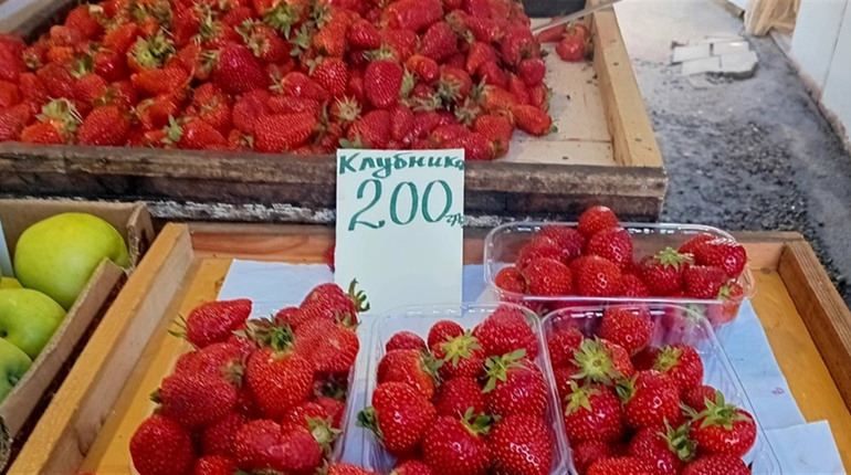 Скільки коштують полуниця, картопля та зелень на ринку в Херсоні