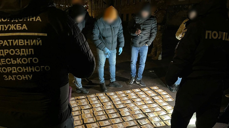Мільйон щомісяця на наркотиках: затримано наркоторговців на чолі з одеситкою