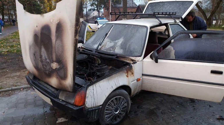У Вараші поблизу супермаркету горів автомобіль