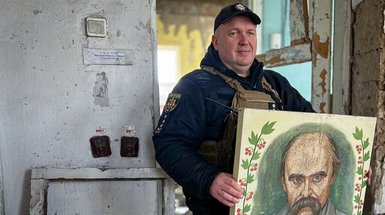 Поліцейський врятував портрет Шевченка в зруйнованому Оріхівському Будинку культури
