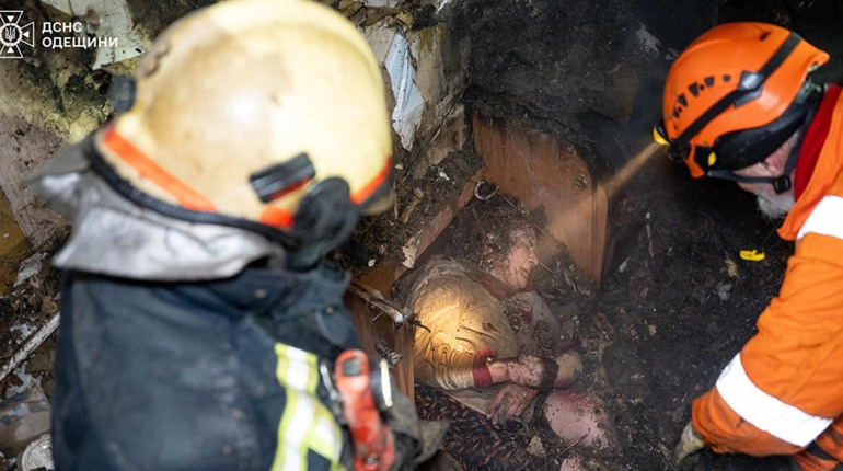 Ніч з 23 а 24 лютого: пошкоджені будинки на Одеській Молдованці, троє поранених та загиблий чоловік