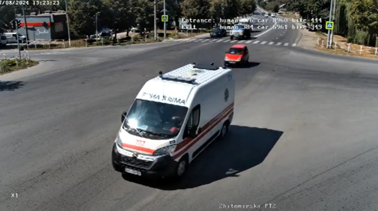 Не розминулися на перехресті: у Звягелі показали відео трьох ДТП на дорогах міста