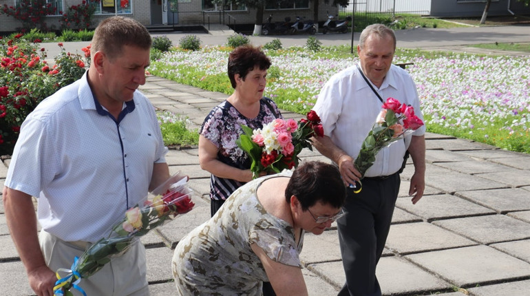На Сірогозщині вшанували пам’ять жертв війни покладанням квітів до обелісків і хвилинами мовчання