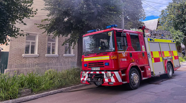 Співробітники ДСНС показали відео з пожежі в Глухові (ВІДЕО)