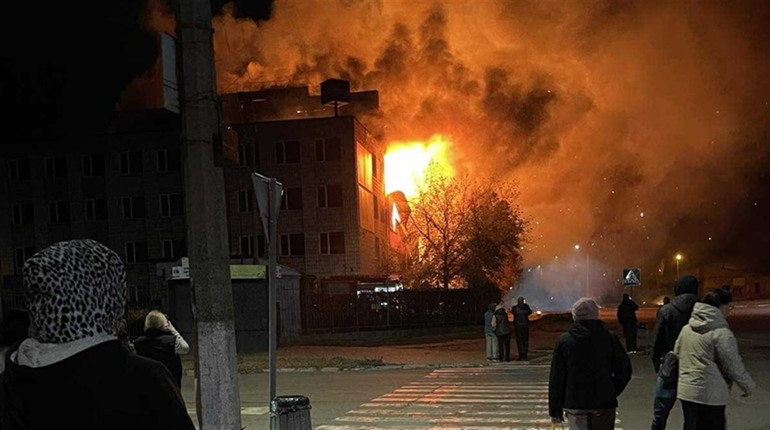 Масштабна пожежа на Корюківській фабриці шпалер. Люди не постраждали