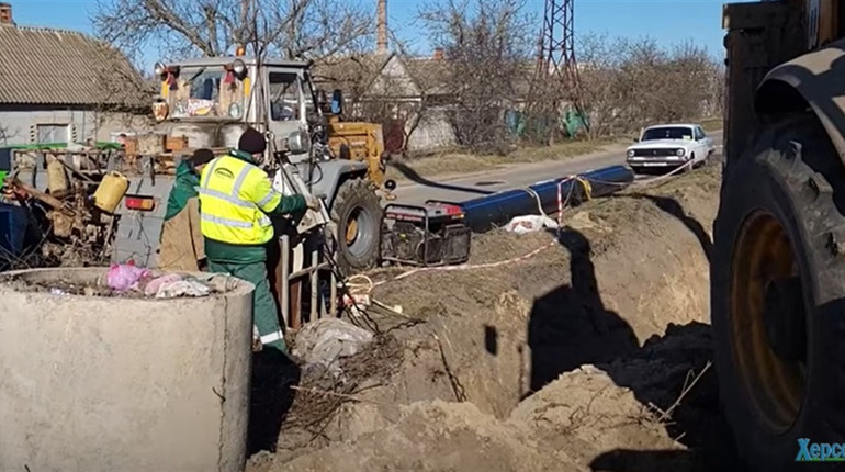 В Херсоні під обстрілами ремонтують колектор, який вийшов з ладу ще до окупації міста