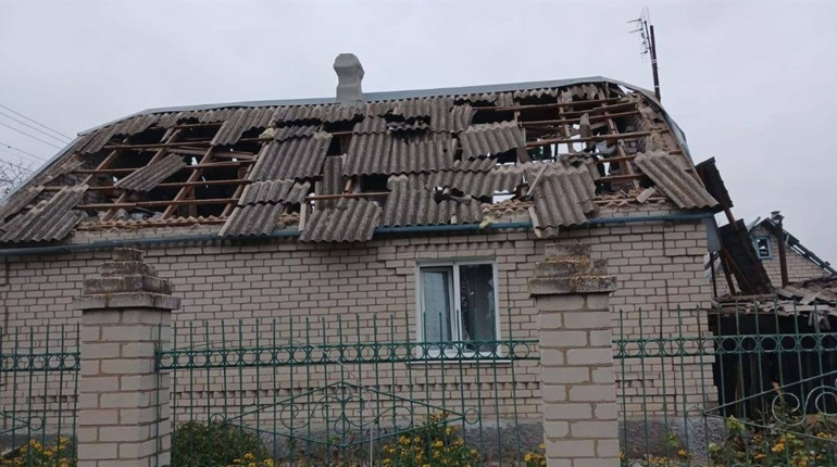 Армія рф на Херсонщині атакувала житлові будинки, освітній заклад, адмінбудівлю: є постраждалі