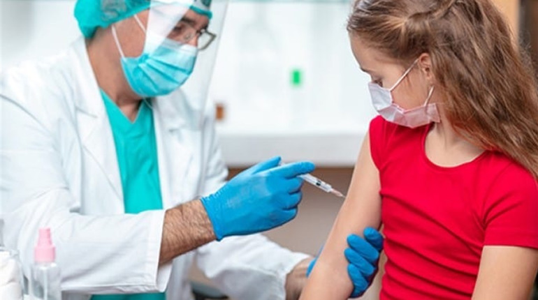 Вакцинувати чи не вакцинувати дітей від COVID-19? Що кажуть у МОЗ та ВООЗ