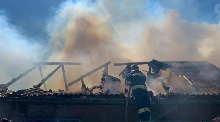 На Кременеччині внаслідок пожежі постраждала господарська будівля