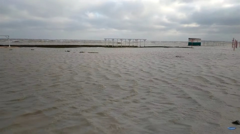 Шторм на Чорному та Азовському морі. Що відбувається на курортах Херсонщини? (відео)
