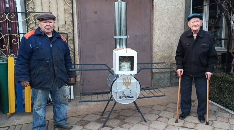 Кошти пожертвував 101-річний ветеран ІІ світової війни. Тарутинські майстри виготовили пічку для ЗСУ