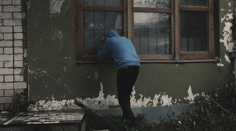 У Сватовому знову обікрали два будинка. Крадії влізли туди через вікна