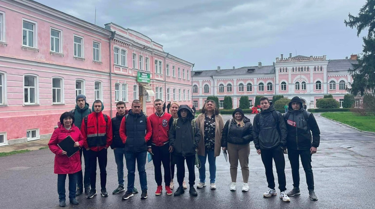 «Університет — музей під відкритим небом»: в УНУСі проводять екскурсії студмістечком для студентів