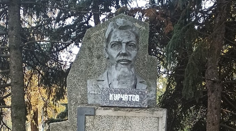 Пам’ять на роздоріжжі: у Південноукраїнську вирішують долю пам’ятника Курчатову. Слово за громадою