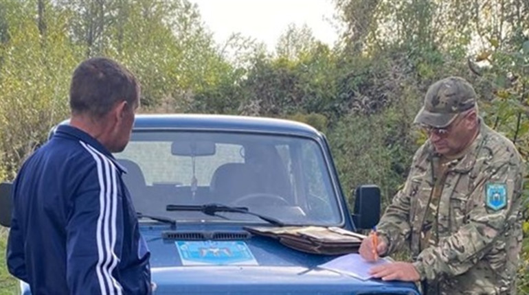 На мисливських угіддях Звягельщини спіймали порушника з мисливським собакою