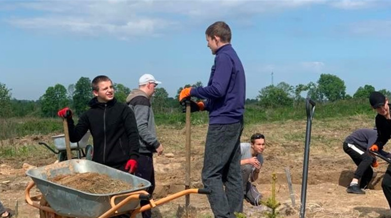 Молодь із волонтерського табору БУР впорядковувала Парк Пам’яті Нескорених поблизу Звягеля
