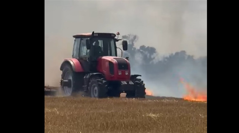 На Херсонщині фермери продовжують збирати урожай під російськими обстрілами та пожежами