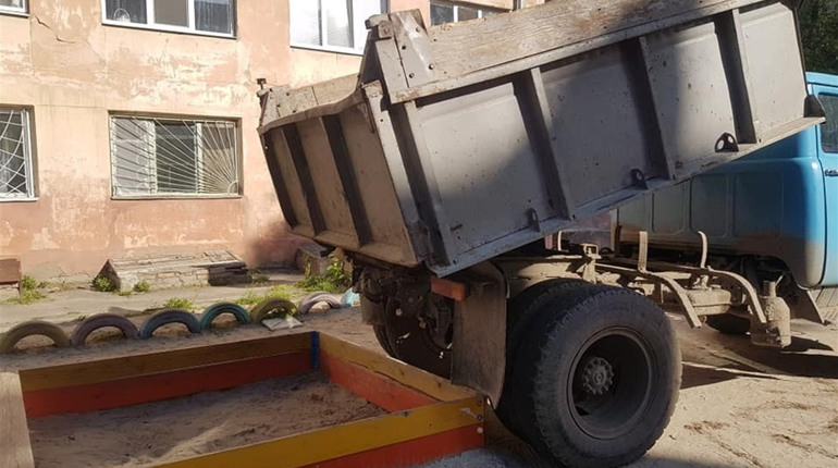 Мешканці Житлоселища в Херсоні самотужки облаштовують для дітей гральний майданчик