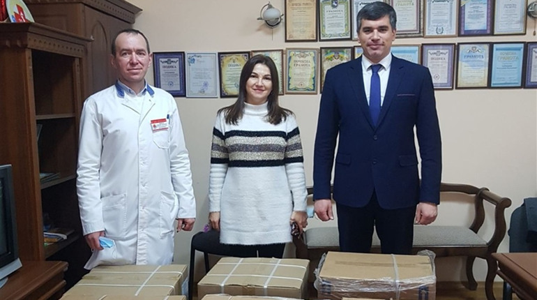 У Кіцманську лікарню передали шість кисневих концентраторів