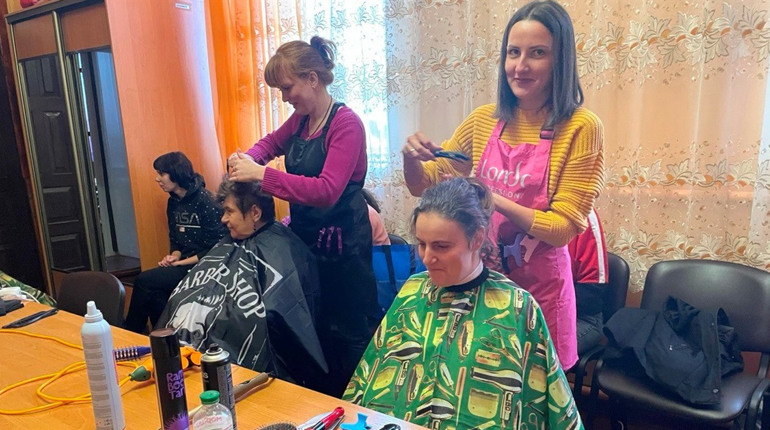 Робили зачіски та макіяж. Для жінок психоневрологічного інтернату на Глухівщині влаштували свято
