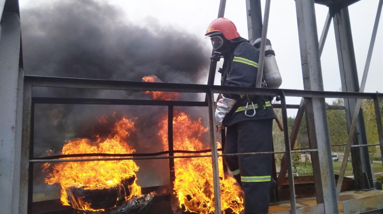 Рятувальники з охорони Рівненської АЕС проходили вогневу смугу психологічної підготовки