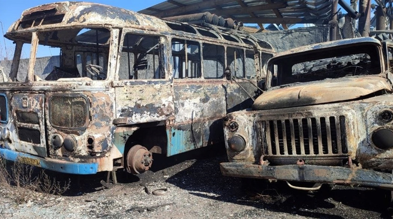 Дачний сезон попри обстріл: у Шостці ворог пошкодив автобуси для пільгових перевезень