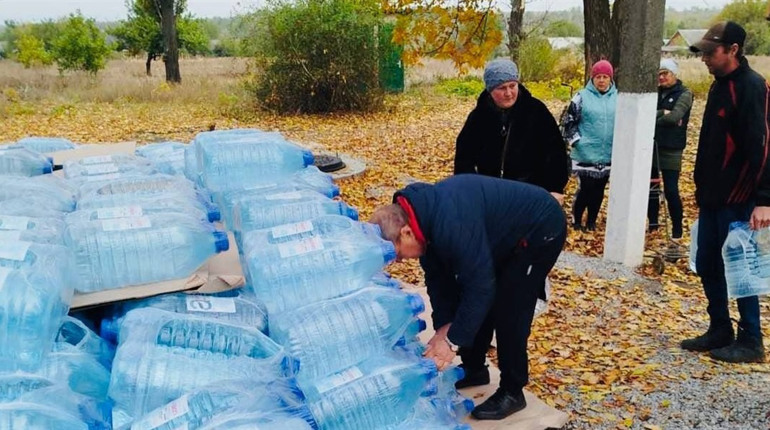 Благодійники забезпечують мешканців Покровської громади водою та засобами гігієни