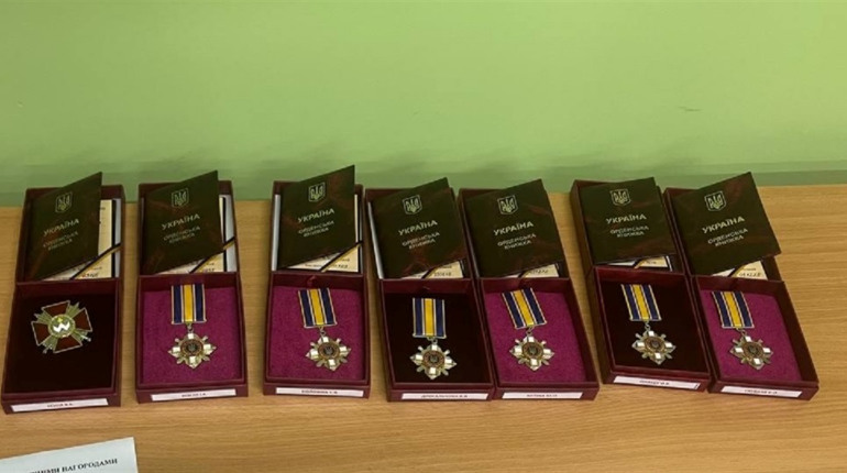 За кожним ім’ям - горе рідних та спустошені родини. У Шостці вшанували героїв посмертно