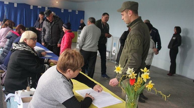 На виборчій дільниці у Калинівці роботу розпочали з виконання Гімну України