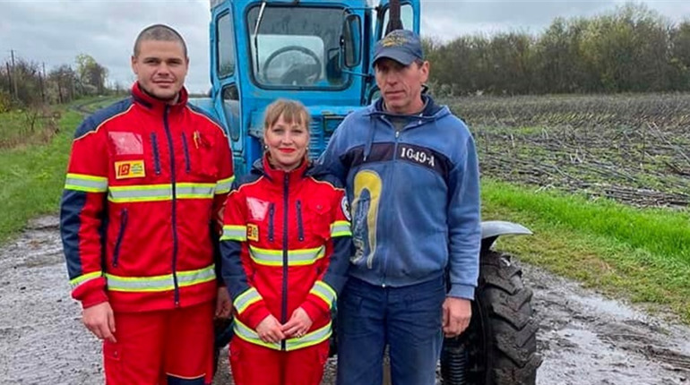 Їхали 3 км на тракторі по бездоріжжю: медсестра розповіла, як команда швидкої рятувала пацієнта