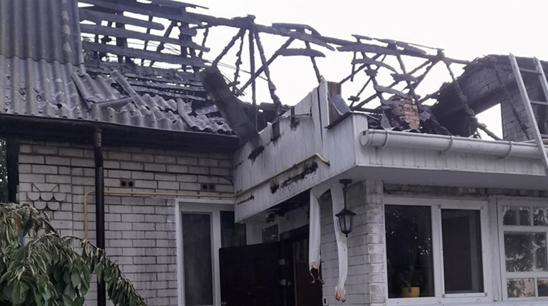 У НІЖИНІ БЛИСКАВКА ВЛУЧИЛА В БУДИНОК, ЛЮДЯМ ПОТРІБНА ДОПОМОГА!