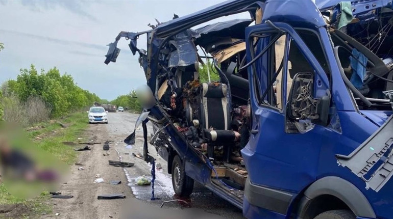 Російські окупанти прицільно вдарили по автобусу з мирними жителями. Усі подробиці трагедії (фото)
