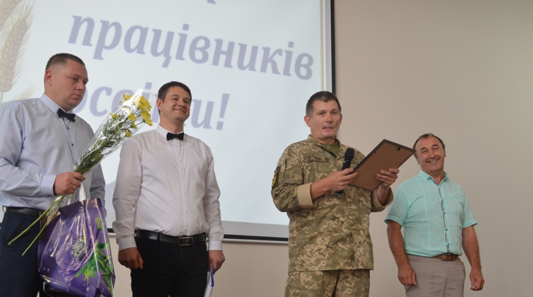 Вчителю Миколі Тямчику до професійного свята присвоїли військове звання. Чим ще вітали вчителів