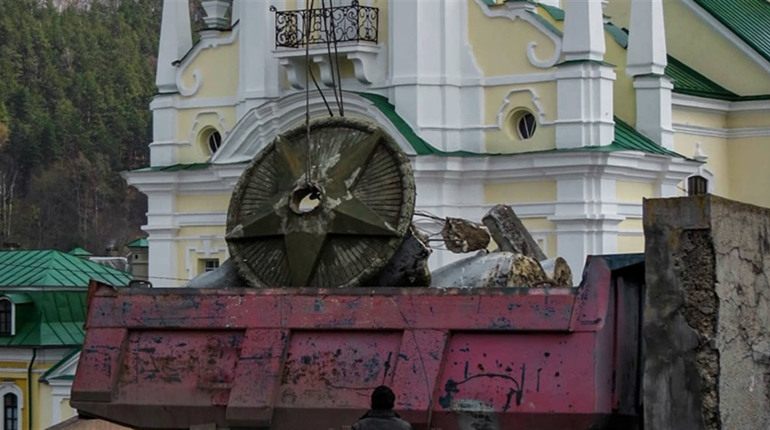 У Кременці демонтували Меморіал слави та пам'ятник Горькому