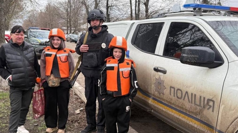 Правоохоронці евакуювали родину з дітьми із прифронтової Волоської Балаклії