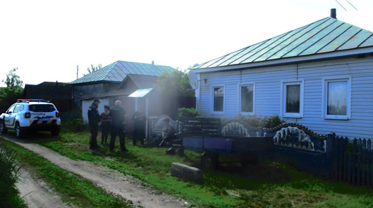 У селі на Глухівщині невістка побила колишню свекруху та викрала в неї гроші. Жінку затримали