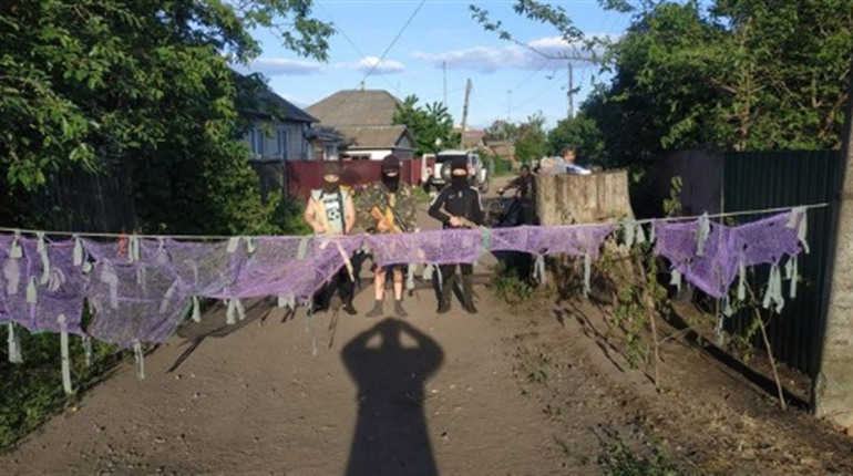Який час такі й ігри. Діти у Ніжині влаштовують блокпости