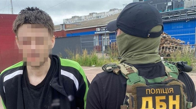 500 тис. грн та наркотики: в Чернігові поліція затримала місцевого "закладчика"