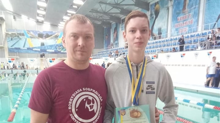 На всеукраїнській спартакіаді «Повір у себе» юний плавець із Вараша посів три призових місця