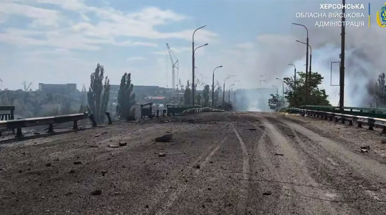 На Херсонщині ворог атакував житлові квартали, критичну, транспортну та соціальну інфраструктуру