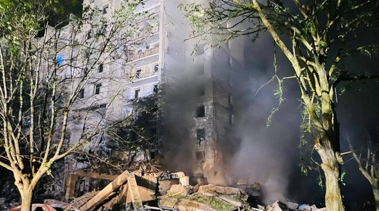 На Одещині ракета влучила у багатоповерхівку та базу відпочинку. Є загиблі та поранені. ОНОВЛЕНО