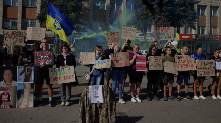 “Одна надія в серці, що за нас тут борються”. У Тростянці відбулась акція на підтримку полонених