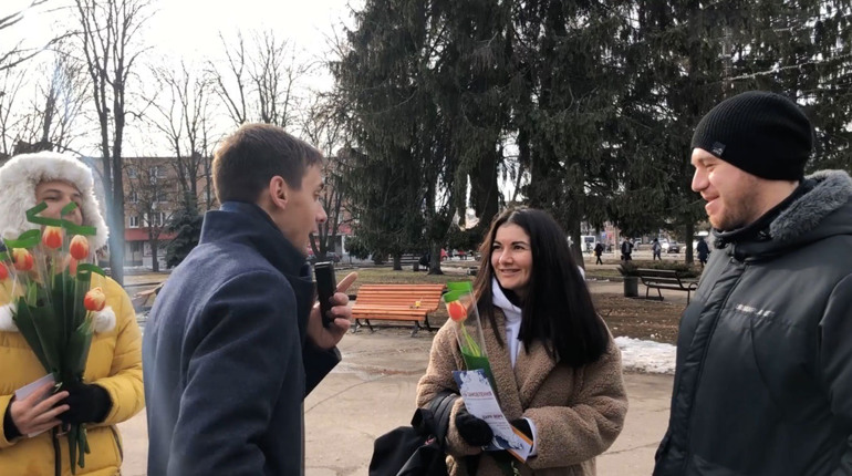 Як Конотоп City вітав закоханих 14 лютого. Підходили на вулиці та дарували купу подарунків