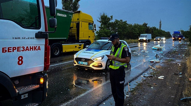 Лобове зіткнення на трасі М14 поблизу Щасливого: рятувальники деблокували постраждалого