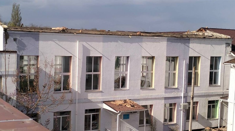 Сильний вітер і пилова буря: на Одещині повалені дерева, пошкоджені будівлі та знеструмлення