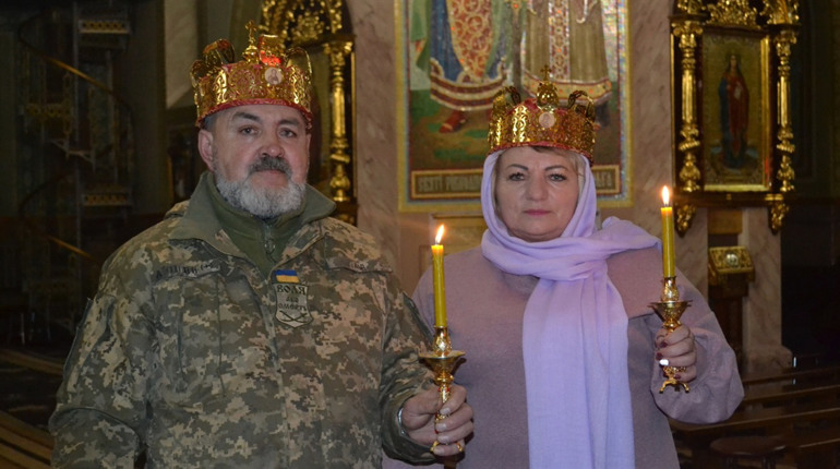 Коханню й війна не завада: на Чортківщині повінчалися воїн ЗСУ і волонтерка